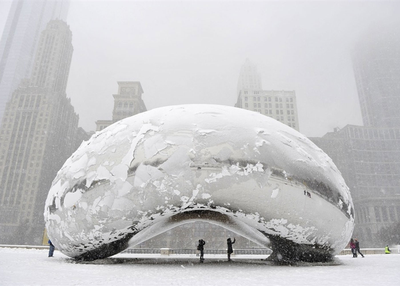 Chicagos Cloud Gate Sculpture Snow 